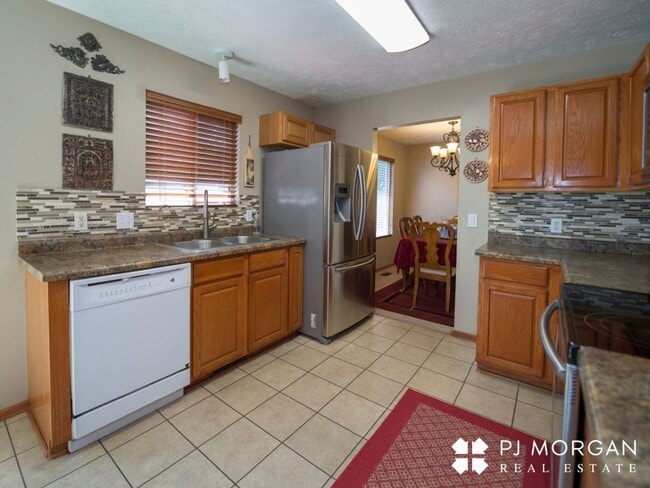 Building Photo - 4 bedroom, 3 bathroom - Available 10/14