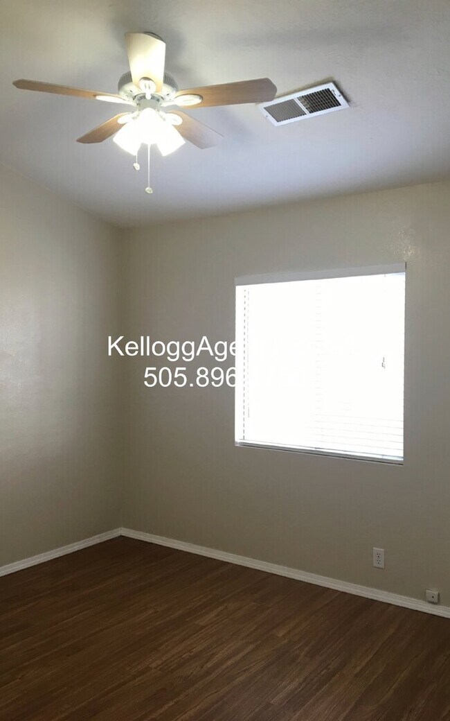 Building Photo - Enchanted Hills - 3BR/2Bath - NO CARPET