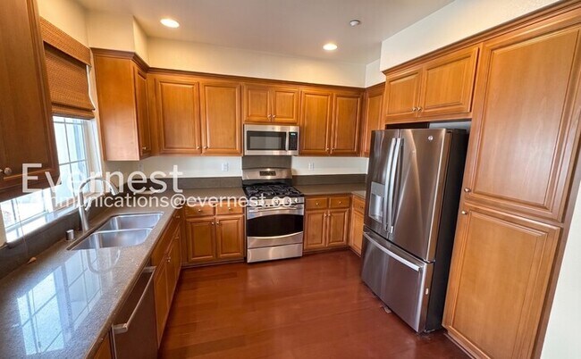 Building Photo - 3-Bed/3.5-Bath Townhome/ Available Now!