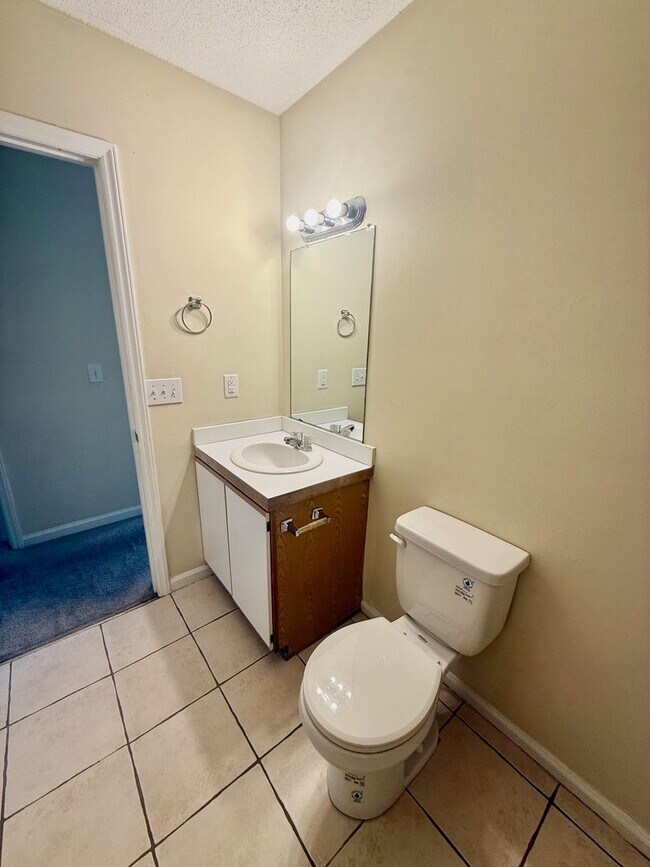 Building Photo - Two bedroom, 1 bath condo in Gibsonville