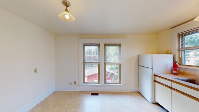 Building Photo - SPACIOUS Single Family House AVAILABLE Fal...