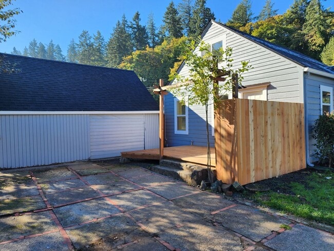 Building Photo - Newly Remodeled Springfield Home