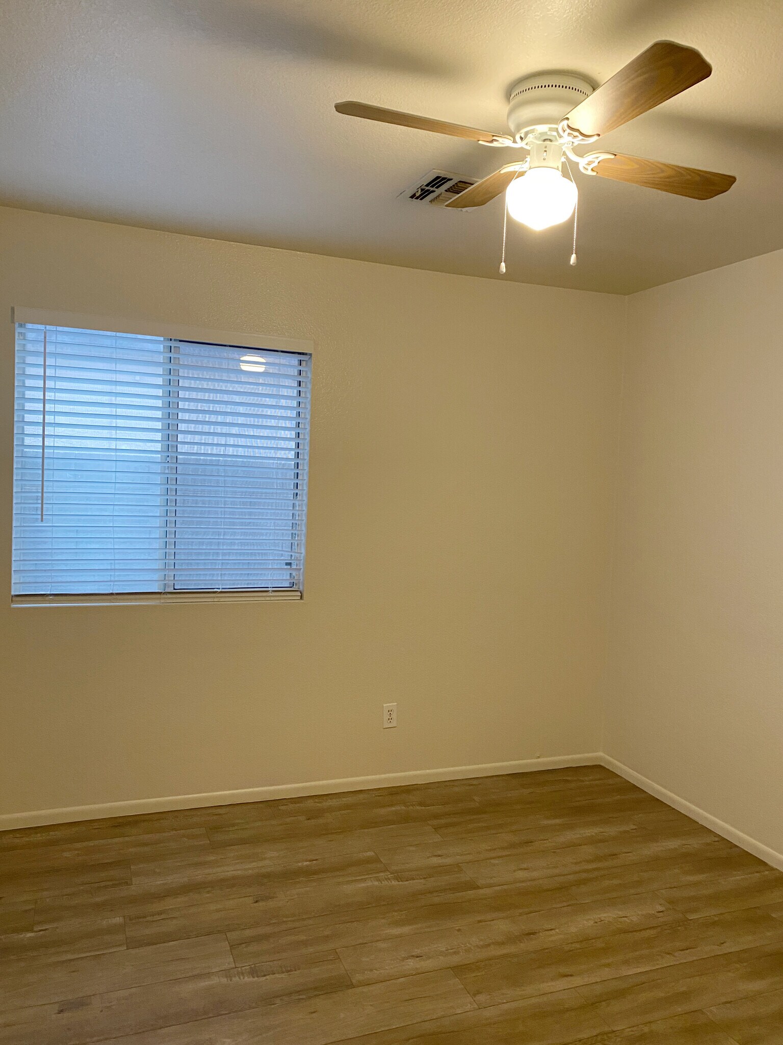 bedroom - 2456 E Winchester Pl