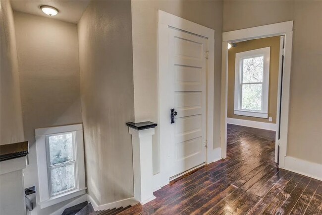 Building Photo - 423 E Sears St