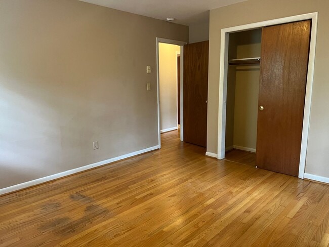 Building Photo - 2 Bedroom | 1 Bath Townhouse near Cameron ...