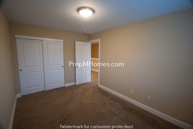 Building Photo - Beautiful Damascus Three Bedroom Townhouse in Wind Swept Waters!