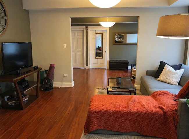 Building Photo - Gorgeous 2 bed 1 bath in the Edgewater area