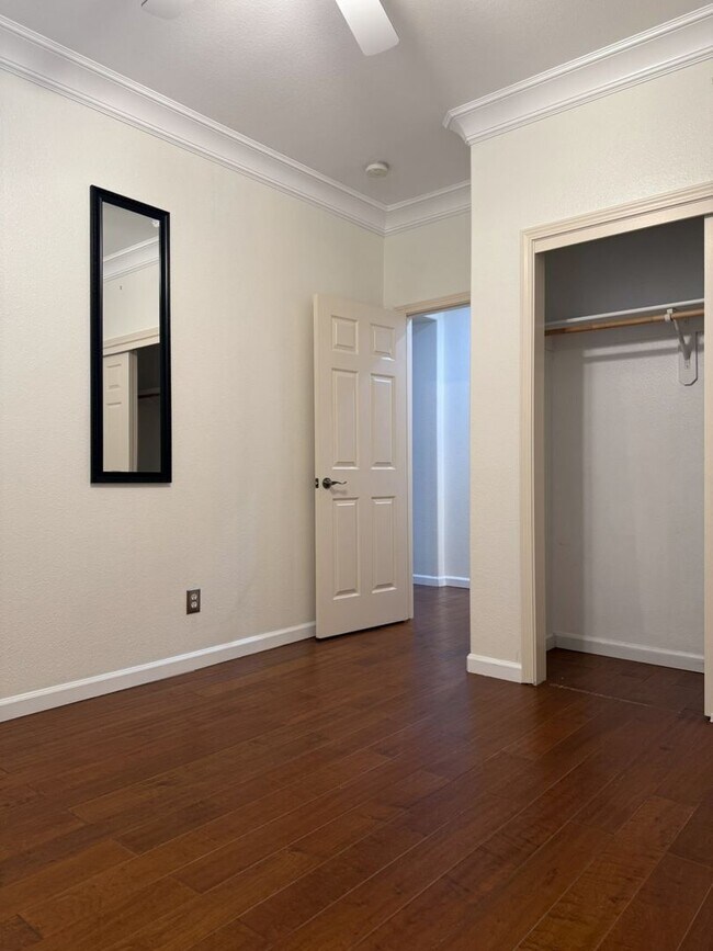 Building Photo - Lovely 5/3 with a desirable downstairs bedroom.