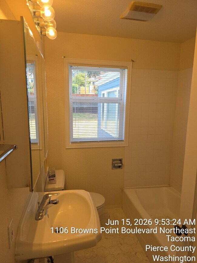 Building Photo - Tacoma views retro 3 bed 2 bath home, available now!