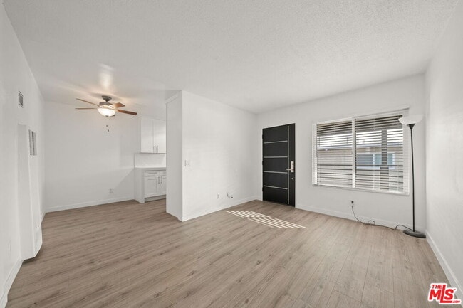 Building Photo - 1310 W Valencia Dr