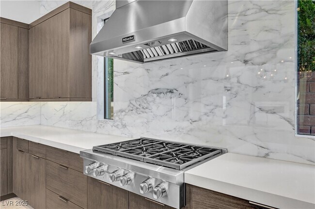 Building Photo - 68 Grey Feather Dr