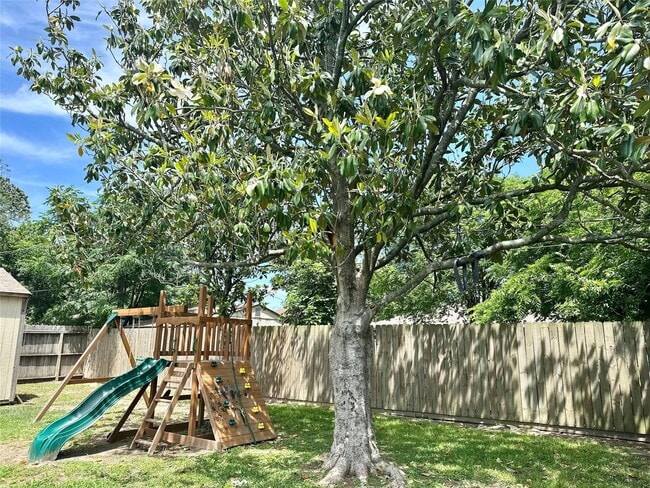 Building Photo - 1126 E Dartmouth Ln