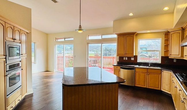 Building Photo - Huge 5 bedroom Home in Scenic Setting