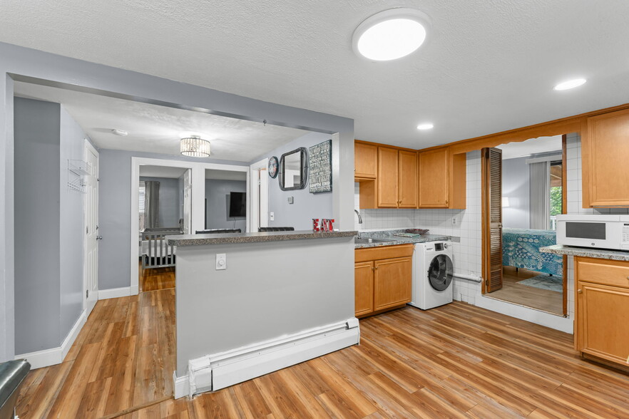 Building Photo - 44 Woodlawn Ave
