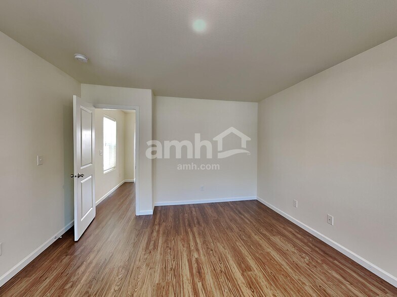 Building Photo - 2323 NW Matteo Dr