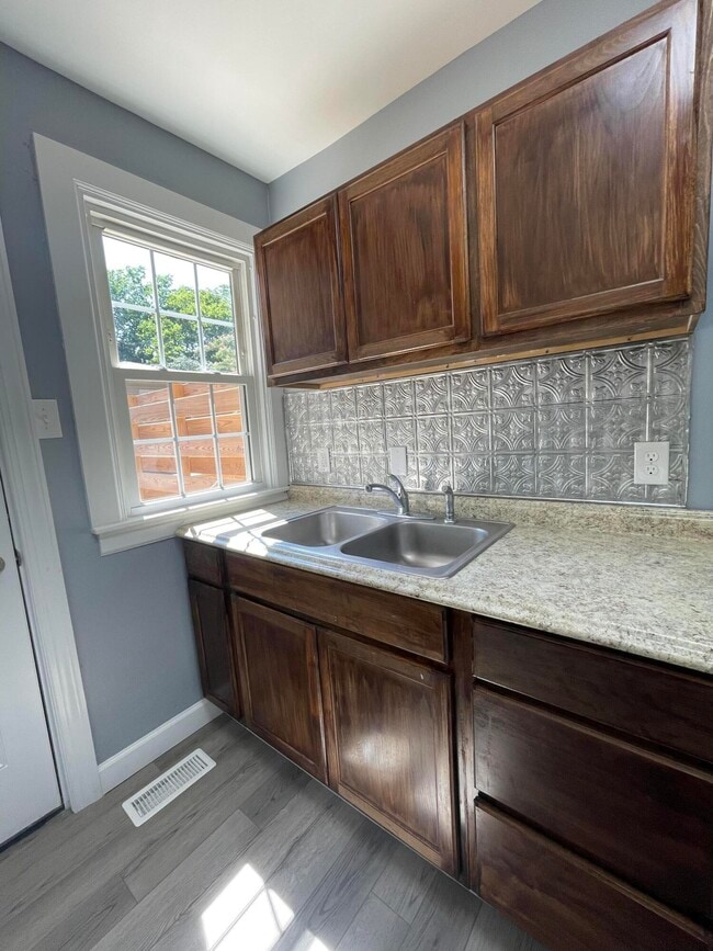 Building Photo - 492 Bob O Link Dr