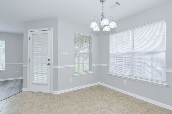 Building Photo - 4 Bedroom Ranch