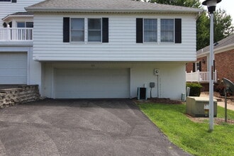 Building Photo - 173 Carriage Ct