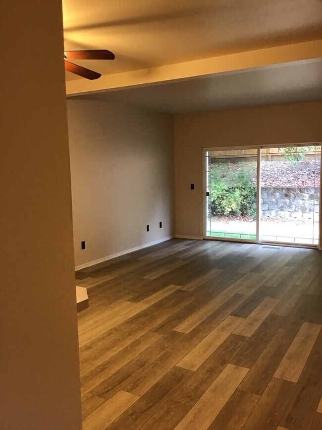 Building Photo - 2 Bed 2.5 Bath Townhouse with Lake access