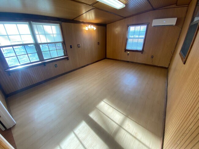 Building Photo - 205 Main