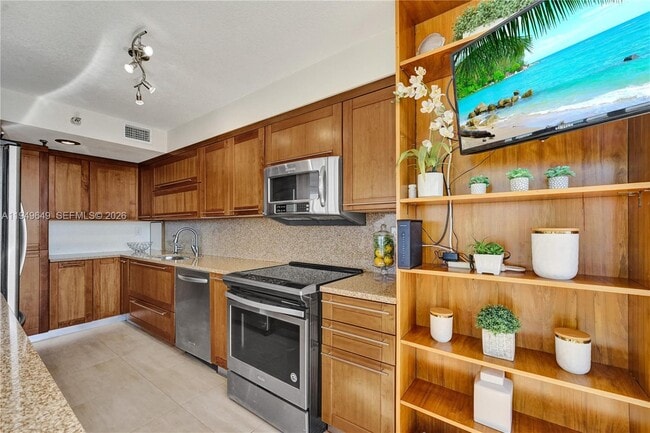 Building Photo - 3500 Mystic Pointe Dr