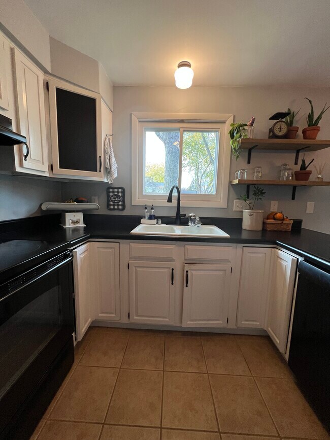 Building Photo - 1735 Crestview Dr