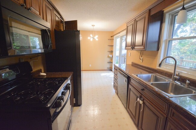 Building Photo - Well-Located 4BR Home in NW Rochester – Country Club Manor