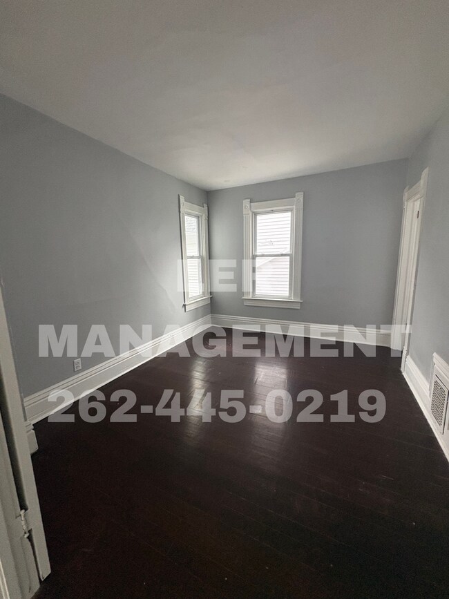 Building Photo - Spacious 3 Bedroom Upper!