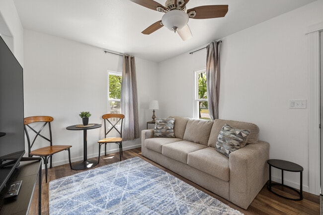 Building Photo - 710 Holcomb Ave