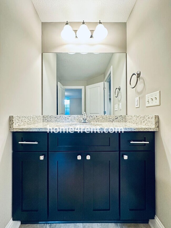 Building Photo - Main Level Primary Bedroom, Updated Kitche...