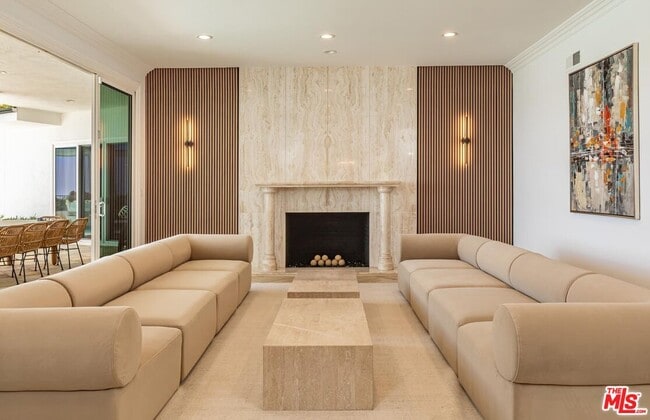 Building Photo - 560 Chalette Dr