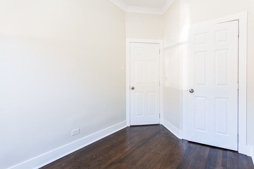 Building Photo - 923 W Waveland Ave