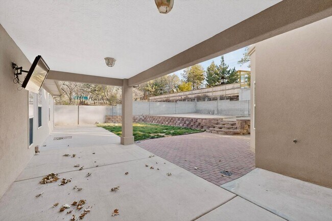 Building Photo - FOUR HILLS Executive Rental 4/5 BD 4/BA