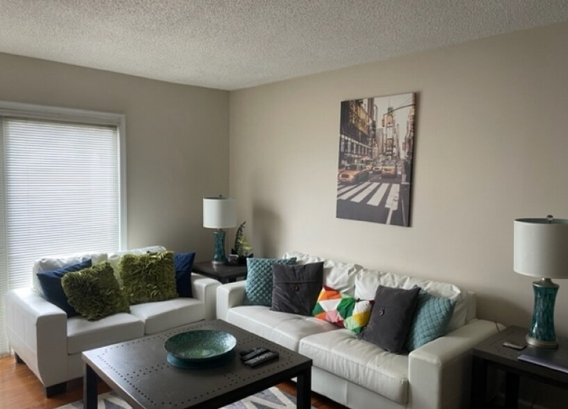 Building Photo - 1306 Doolittle Dr