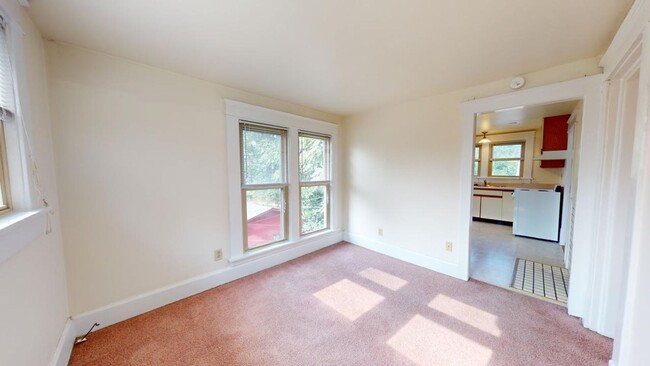 Building Photo - SPACIOUS Single Family House AVAILABLE Fal...