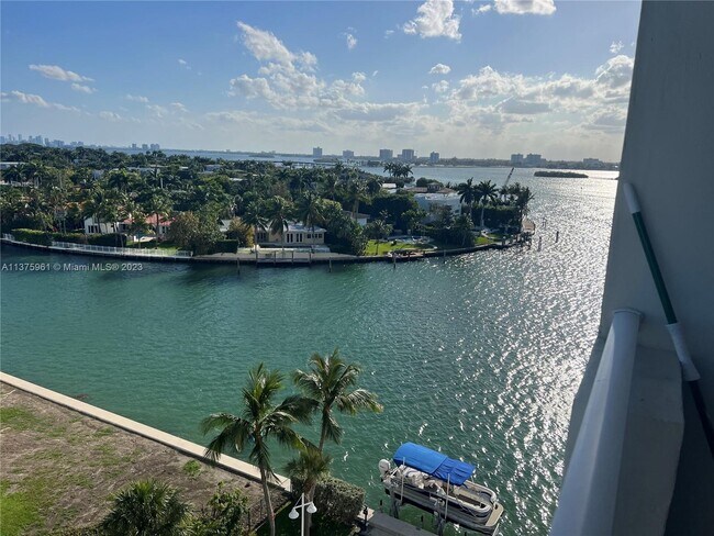 Building Photo - 10350 W Bay Harbor Dr