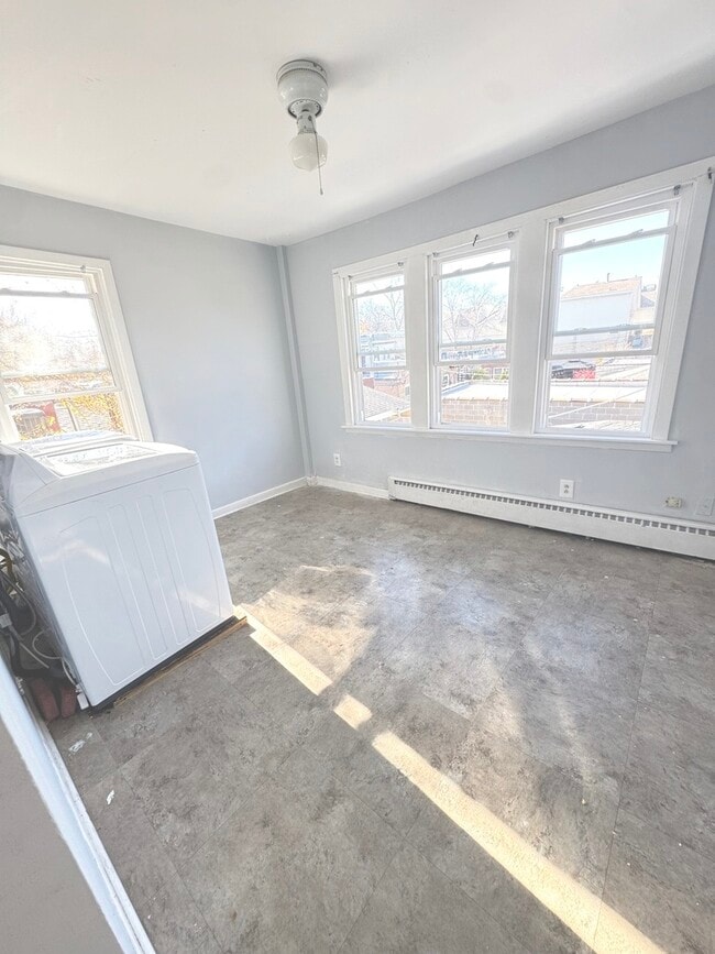 Building Photo - 511 N Taylor Ave