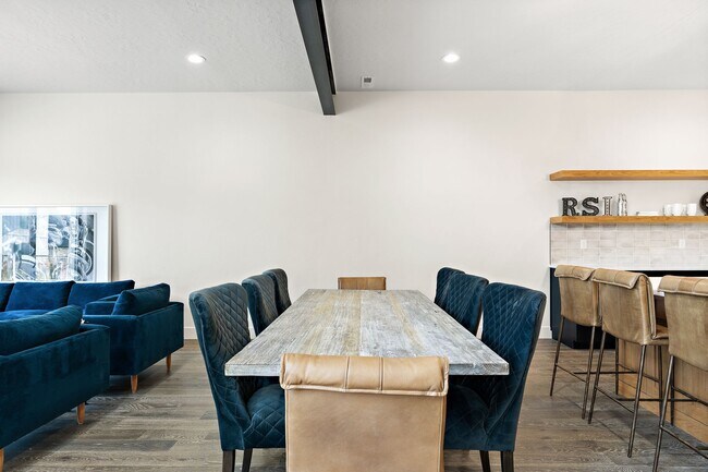 Building Photo - 2440 W Iron Coop St