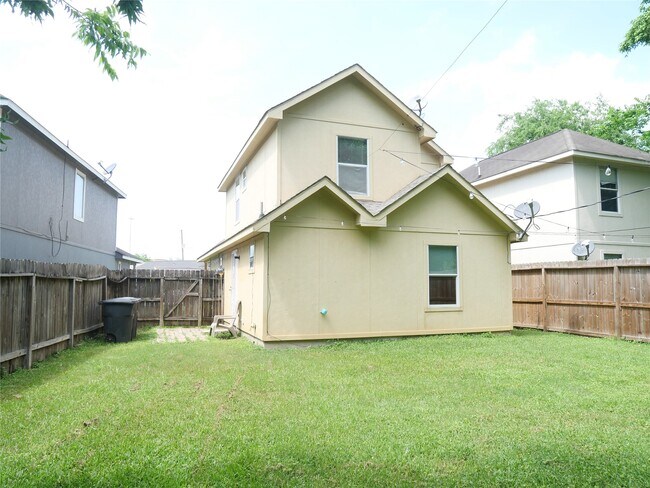 Building Photo - 6603 Schambray St