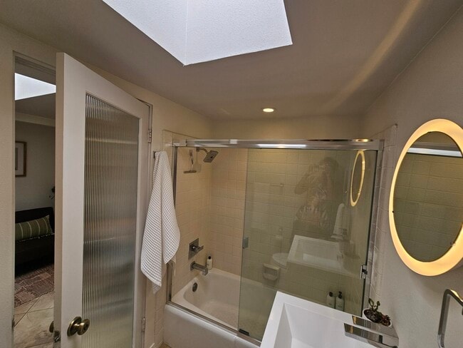 Building Photo - 2501 N Indian Canyon Dr