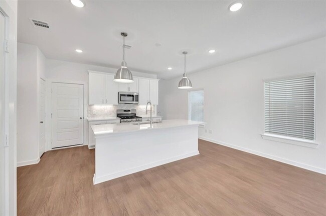 Building Photo - 32455 Sunbeam Dr