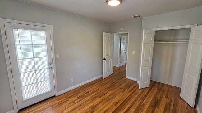 Building Photo - Beautiful 3 Bed 1 Bath House With Double Garage Available Now!