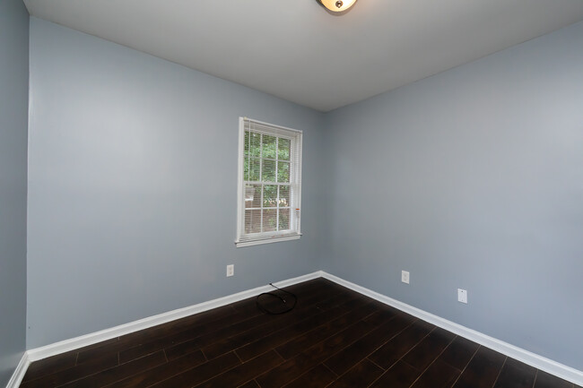 Building Photo - 4713 Belle Plaine Dr