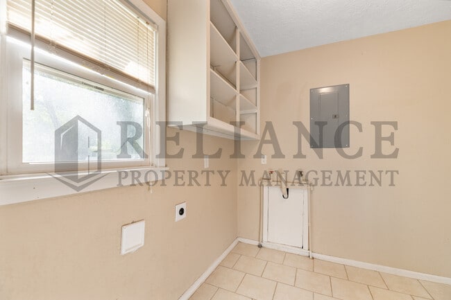 Building Photo - 4732 S Glenn Ave