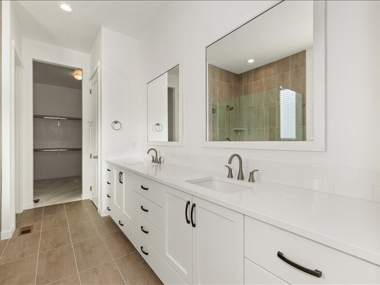 Building Photo - 1523 W Switchgrass Ct