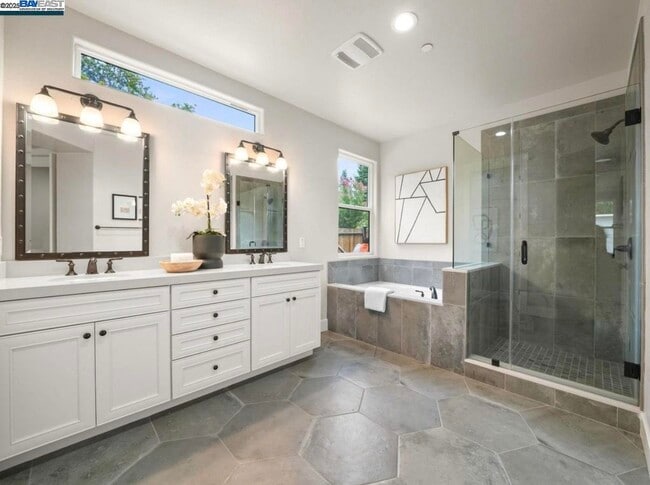 Building Photo - 1588 Alamo Way