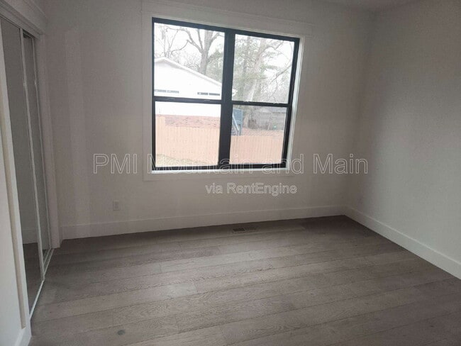 Building Photo - 808 Maybank Dr