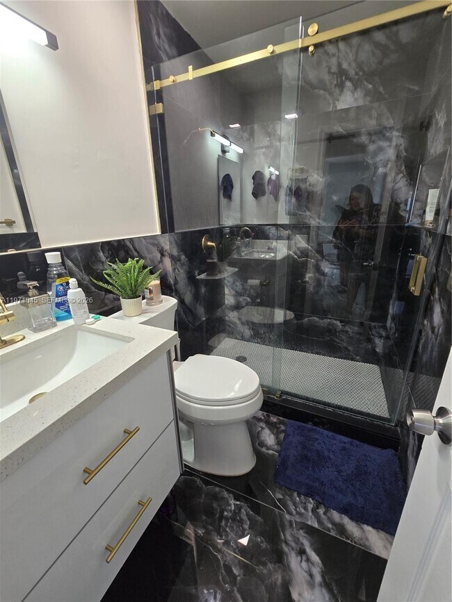 Building Photo - 869 W 37th St