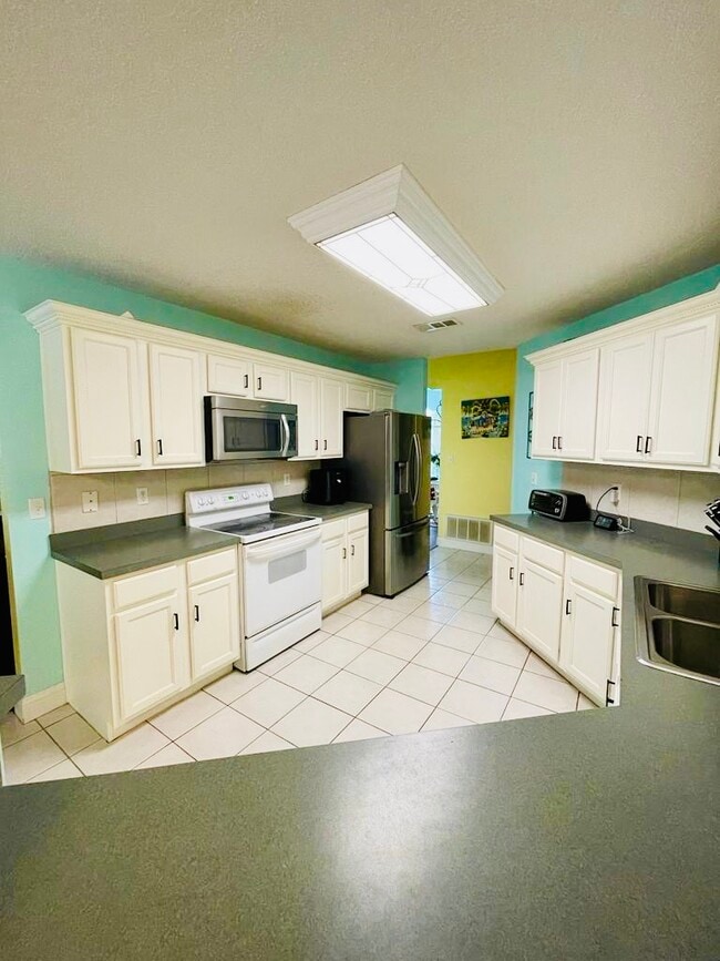 kitchen - 732 Denise Dr