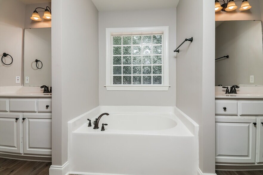 Building Photo - 115 Callisto Way